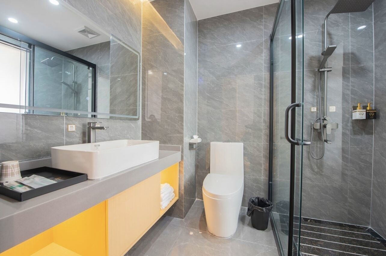 Habitación básica, 1 cama Queen size | Baño | Pantuflas 