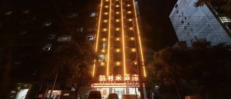 Vista frontal de la propiedad