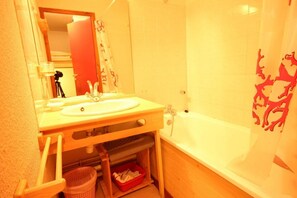 A bathroom with a sink, mirror, and bathtub. - 50m from resort center, 3rd floor, balcony, tv, 25m², Peisey-Vallandry (Landry)