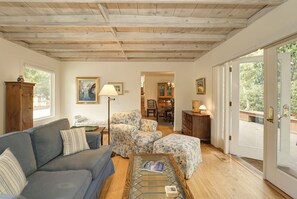 TV, books - Nip-n-Tuck - Cottage in Quiet Neighborhood (Carmel-by-the-Sea)