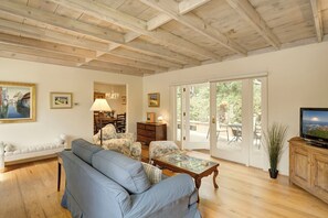 TV, books - Nip-n-Tuck - Cottage in Quiet Neighborhood (Carmel-by-the-Sea)