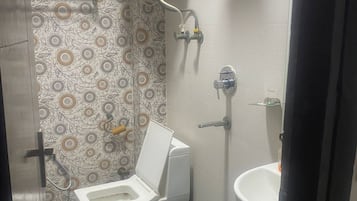 Quarto luxo, vista para a cidade | Banheiro | Chuveiro, chuveiro com efeito de chuva, toalhas de banho, sabonete