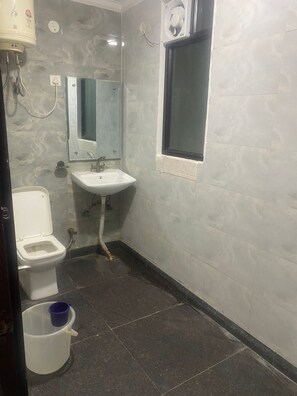 Douche, douche à « effet pluie », serviettes fournies, savon
