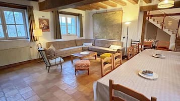 Una televisión, una chimenea, un futbolín, una mesa de tenis de mesa