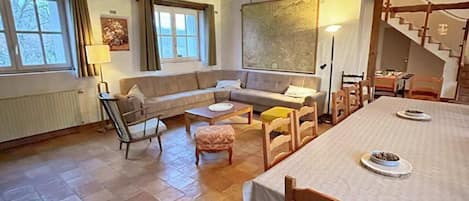 Televisión, chimenea, futbolito y tenis de mesa