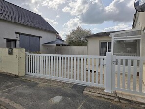 Property grounds - Charming Winemaker's House in Castle Heartland, Terrace and Modern Comfort (Sambin)