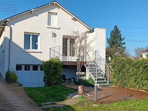 A two-story house with a front yard, a wooden staircase, and a metal railing. - Family cottage near Loire castles, pets welcome, private garden (Saint-Gervais-la-Forêt)