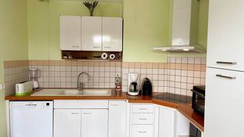 Réfrigérateur, micro-ondes, lave-vaisselle, cafetiÚre/bouilloire