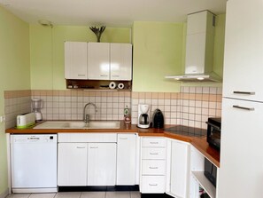 Fridge, microwave, dishwasher, coffee/tea maker - Family cottage near Loire castles, pets welcome, private garden (Saint-Gervais-la-Forêt)
