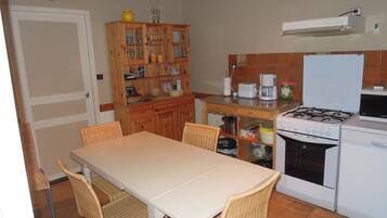 Een koelkast, een microgolfoven, een oven, een vaatwasser