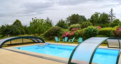 Charming Cottage with Heated Pool, Tennis, and Nearby Attractions in Danzé