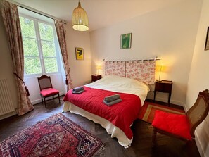 8 bedrooms, free WiFi - Comfortable family castle with pets allowed (Marchenoir)
