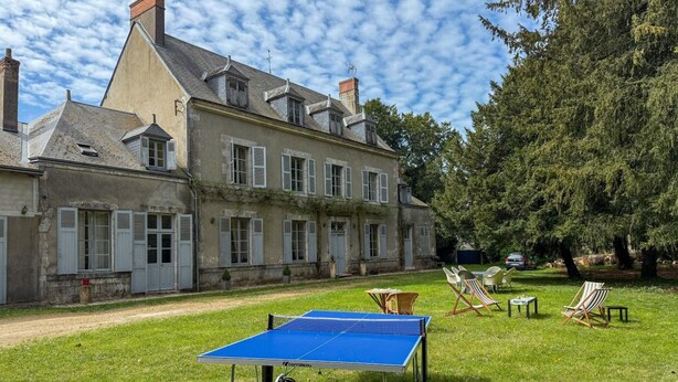 A large building with multiple windows and a tennis table in the yard. - Historic house, pets allowed - 15 guests (Marchenoir)