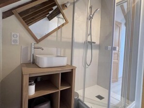 Bathroom - Charming Home near Loire Castles - Spacious, All-Inclusive, WiFi, Parking, Garden, Sleeps 8 (Vallières-les-Grandes)