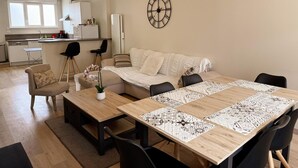 TV - Cozy Renovated Cottage in Private Courtyard near Loire Castles (Avaray)