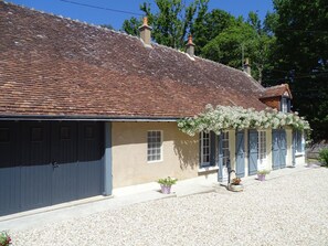 Exterior - Charming countryside house in Pouillé with garden, pets allowed (Pouillé)
