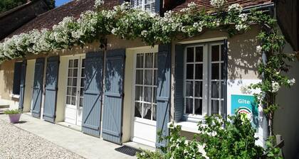 Charming Country Cottage Near Loire Castles, Zoo, and Vineyards with Garden and Terrace