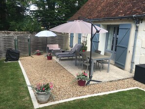 Outdoor dining - Charming countryside house in Pouillé with garden, pets allowed (Pouillé)