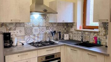 Fridge, microwave, oven, coffee/tea maker