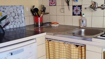 Een koelkast, een microgolfoven, een vaatwasser