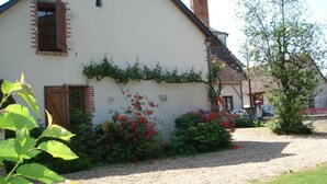 A white house with a sloped roof, a brick chimney, and a gravel driveway. - Family home in Cheverny, enclosed garden, pets allowed, 6 people (Cheverny)