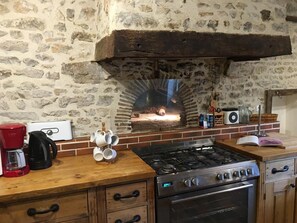 Een koelkast, een microgolfoven, een oven, een vaatwasser