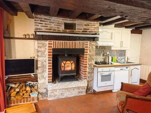 Jääkaappi, mikroaaltouuni, uuni, astianpesukone