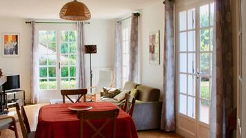 Télévision, cheminée, lecteur de DVD