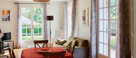 Televisie, een open haard en een dvd-speler