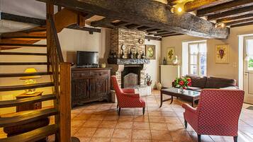 Televisie, een open haard, een dvd-speler en een tafeltennistafel