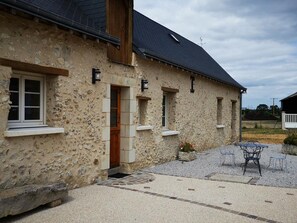 Outdoor dining - Comfortable Country House with Fireplace and Garden (Villedieu-le-Château)