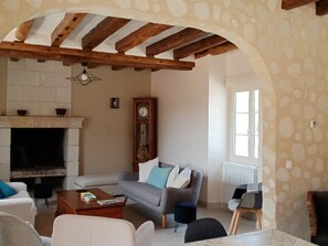 TV, fireplace, ping pong - Comfortable Country House with Fireplace and Garden (Villedieu-le-Château)