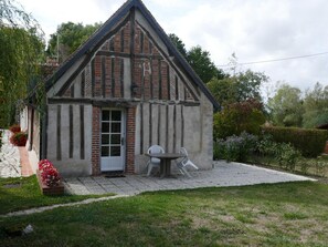 Outdoor dining - Charming Rustic Cottage with Private Terrace and Pet Allowed (Cour-Cheverny)
