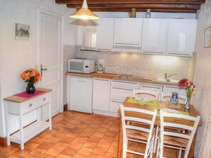 Fridge, microwave, oven, dishwasher - Charming Rustic Cottage with Private Terrace and Pet Allowed (Cour-Cheverny)