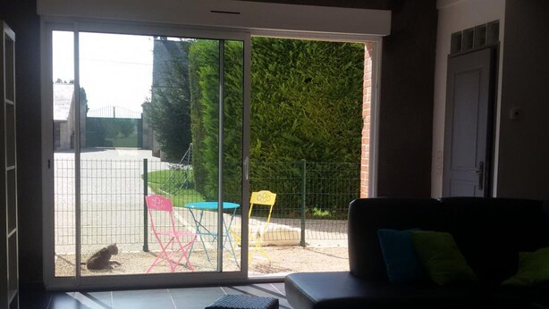 TV, DVD player - Modern house with large heated pool and pets allowed (Averdon)