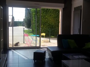 TV, DVD player - Modern house with large heated pool and pets allowed (Averdon)