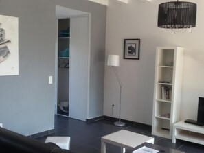 TV, DVD player - Modern house with large heated pool and pets allowed (Averdon)