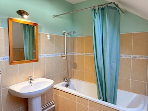 A bathroom with a sink, a bathtub, and a shower area. - House with private heated pool, pets allowed near Loire castles (La Chapelle-Saint-Martin-en-Plaine)