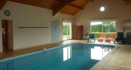 House with private heated pool, pets allowed near Loire castles