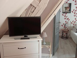 2 bedrooms, free WiFi - Cozy Gite with Private Heated Pool near Beauval Zoo and Chenonceau Castle (Faverolles-sur-Cher)