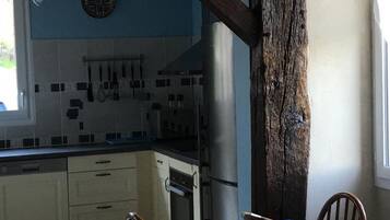 Een koelkast, een microgolfoven, een oven, een vaatwasser