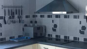 Een koelkast, een microgolfoven, een oven, een vaatwasser