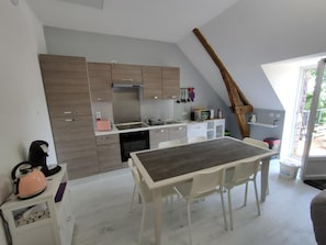 Fridge, microwave, oven, dishwasher - Charming cottage with pool, terrace, and garden in the Loir Valley (Prunay-Cassereau)