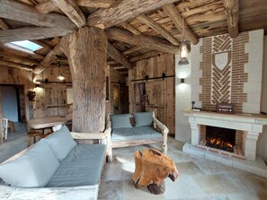 Interior - Charming Hobbit House with Oak Tree, Near Château de Chambord, Amenities Included (Crouy-sur-Cosson)