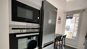 Kaffetrakter/tekoker, kjøleskap, mikrobølgeovn og ovn