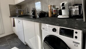 Kaffetrakter/tekoker, kjøleskap, mikrobølgeovn og ovn