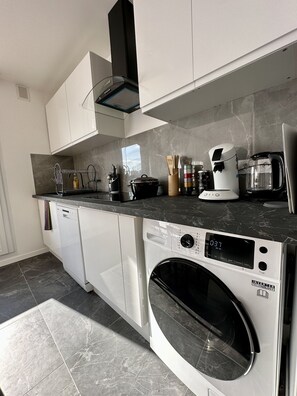 Kjøleskap, mikrobølgeovn, ovn og kokeplater