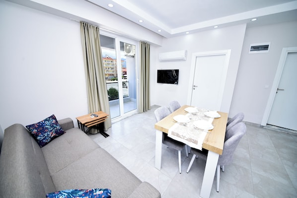 Basic Apartment, Non Smoking, Kitchen | Private kitchen | Fridge, stovetop, dishwasher, highchair