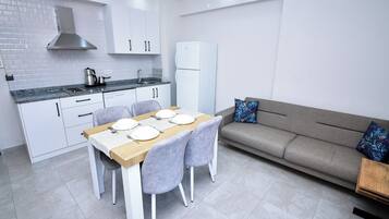 Basic Apartment, Non Smoking, Kitchen | Private kitchen | Fridge, stovetop, dishwasher, high chair