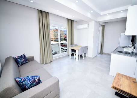 Refrigerador, placa de cocina, lavavajillas, silla alta para bebés